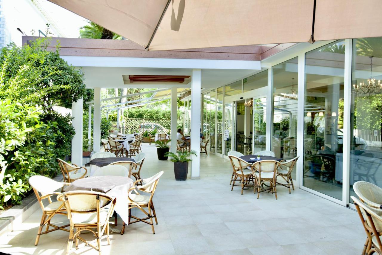 Hotel Maestri Риччоне Экстерьер фото